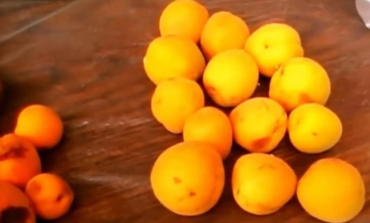 Желтые ягоды и фрукты