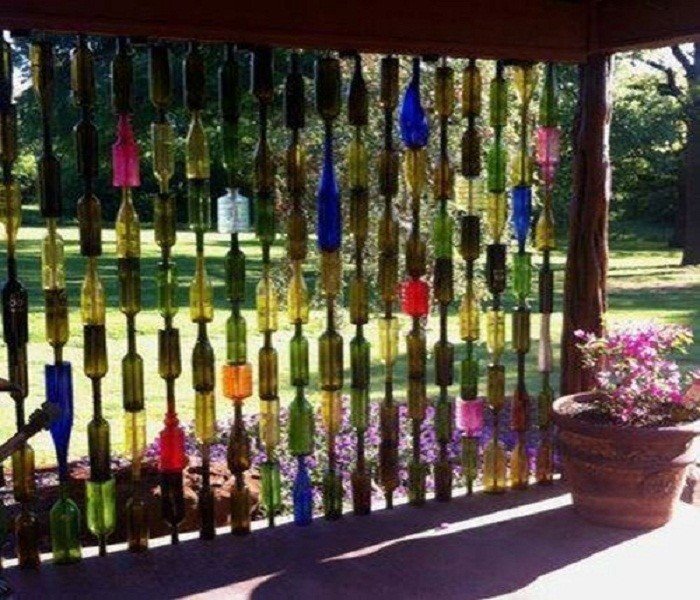 Забор из пивных стеклянных бутылок