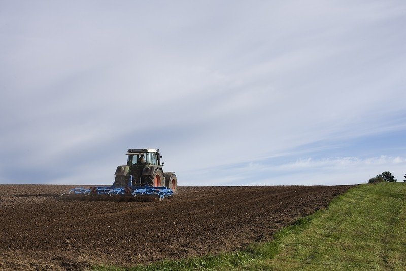 Сельское хозяйство трактор поле