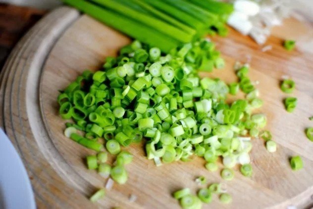 Салат с зеленым луком