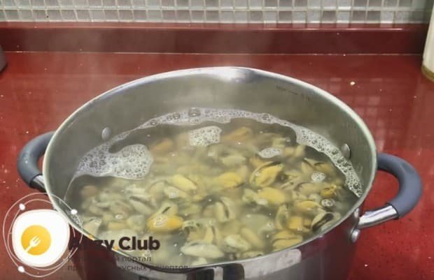 Грибной суп из шампиньонов в кастрюле